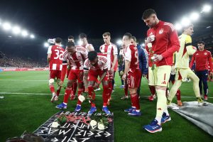 Χειροκροτήματα και σεβασμός από τους φιλάθλους του Ολυμπιακού για τα θύματα της Θύρας 7 (vid)