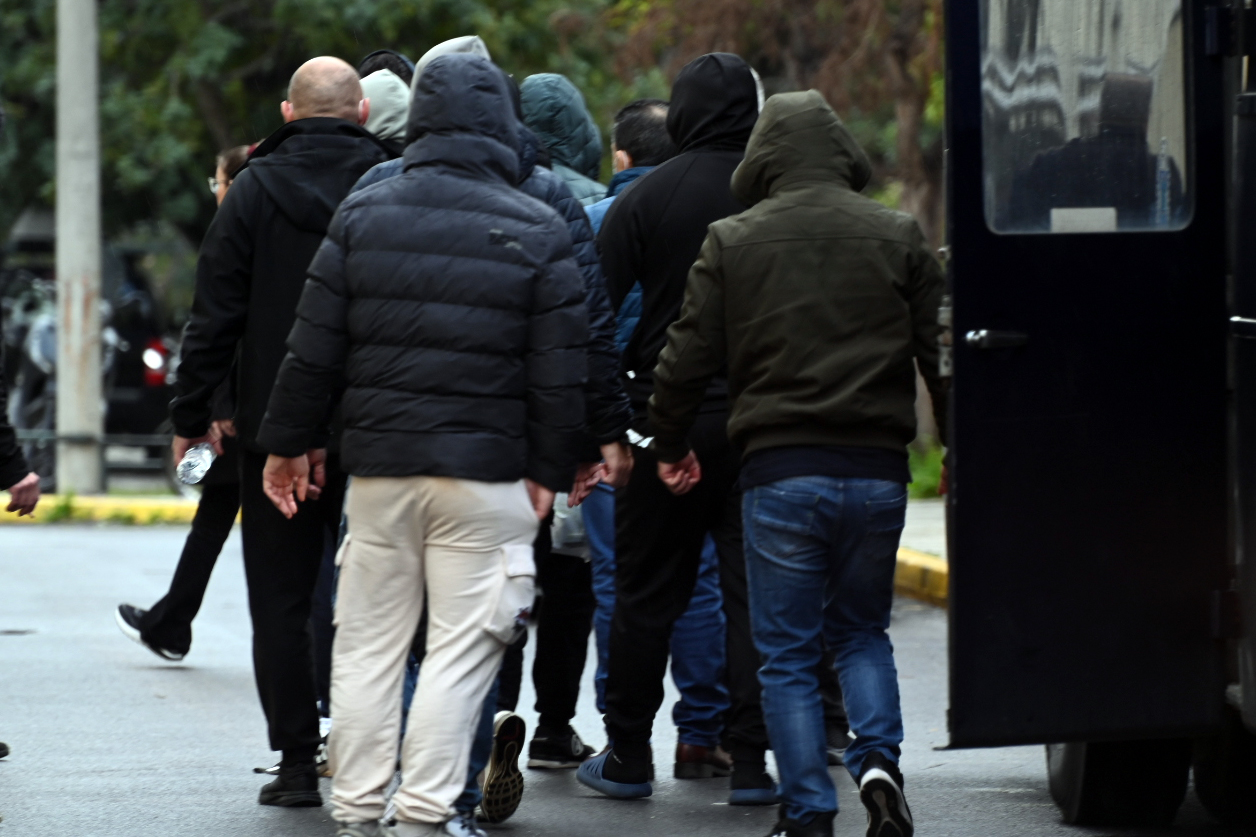 &Lambda;&alpha;&theta;&rho;&alpha;ί&alpha; &tau;&sigma;&iota;&gamma;ά&rho;&alpha;: &Sigma;&tau;&eta;&nu; &Epsilon;&upsilon;&epsilon;&lambda;&pi;ί&delta;&omega;&nu; &omicron;&iota; &kappa;&alpha;&tau;&eta;&gamma;&omicron;&rho;&omicron;ύ&mu;&epsilon;&nu;&omicron;&iota; &gamma;&iota;&alpha; &tau;&omicron; &kappa;ύ&kappa;&lambda;&omega;&mu;&alpha; &ndash; &Omicron; &laquo;&Pi;&omicron;ύ&tau;&iota;&nu;&raquo;, &omicron; &laquo;&Pi;&rho;ό&epsilon;&delta;&rho;&omicron;&sigmaf;&raquo; &kappa;&alpha;&iota; &tau;&alpha; &laquo;&gamma;&alpha;ϊ&delta;&omicron;ύ&rho;&iota;&alpha;&raquo;