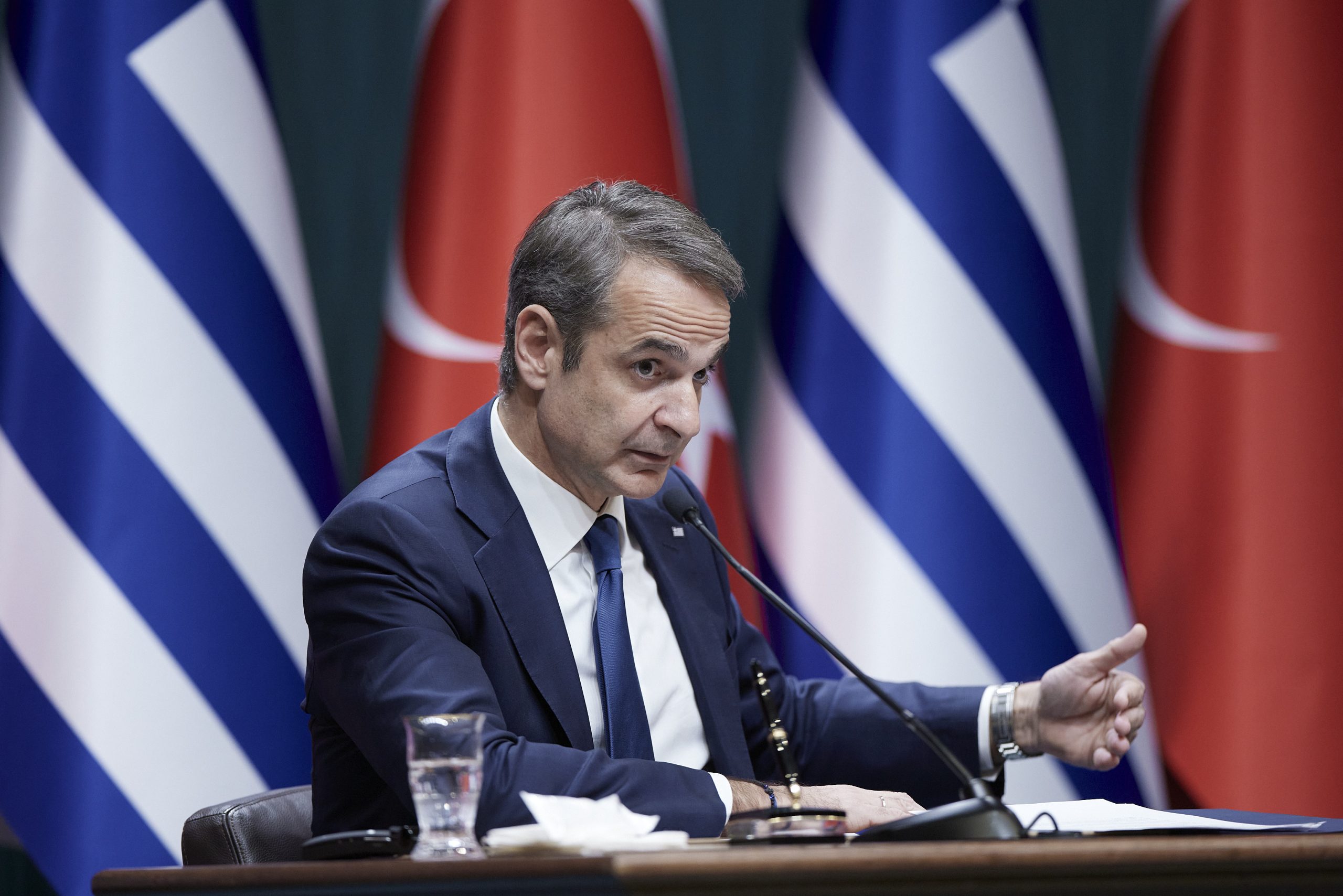 &Gamma;&iota;&alpha;&tau;ί &tau;&omicron; &Mu;&alpha;&xi;ί&mu;&omicron;&upsilon; &sigma;&eta;&kappa;ώ&nu;&epsilon;&iota; &sigma;&eta;&mu;&alpha;ί&alpha; &laquo;&upsilon;&pi;&epsilon;ύ&theta;&upsilon;&nu;&omicron;&upsilon; &pi;&alpha;&tau;&rho;&iota;&omega;&tau;&iota;&sigma;&mu;&omicron;ύ&raquo; &sigma;&tau;&alpha; &laquo;ή&rho;&epsilon;&mu;&alpha; &nu;&epsilon;&rho;ά&raquo; &ndash; &Alpha;&pi;&alpha;&nu;&tau;ή&sigma;&epsilon;&iota;&sigmaf; (&kappa;&alpha;&iota;) &sigma;&tau;&omicron;&nu; &Sigma;&alpha;&mu;&alpha;&rho;ά