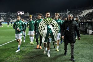 Συγκινητική κίνηση από τον Παναθηναϊκό στην Τούμπα – Φόρος τιμής στους επτά φιλάθλους του ΠΑΟΚ