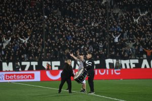 ΠΑΟΚ: Η μητέρα ενός εκ των θυμάτων της Ρουμανίας χτύπησε το τύμπανο των οργανωμένων πριν από τη σέντρα του αγώνα