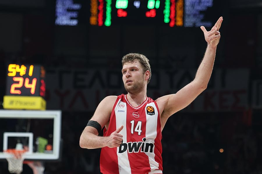 Το σπάνιο φαινόμενο της απουσίας του Βεζένκοφ στον Ολυμπιακό και το ρεκόρ χωρίς τον ηγέτη του