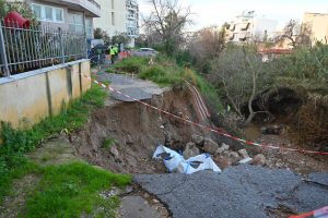 Άμεσες παρεμβάσεις στο ρέμα Πικροδάφνης μετά τις πλημμύρες