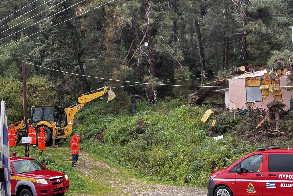 Κατάκολο: Ολοκληρώθηκε η ελεγχόμενη ανατίναξη βράχου 40 τόνων (video)
