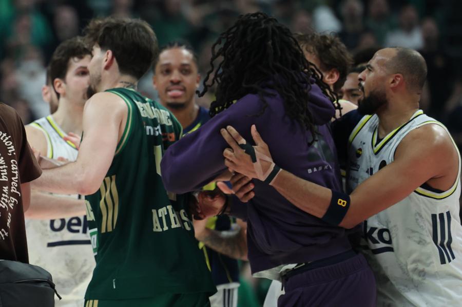 Φενέρμπαχτσε – Παναθηναϊκός AKTOR: Χάος στο τέλος του αγώνα με τον Λεσόρ να εισβάλλει στο παρκέ