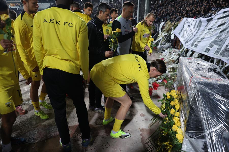 ΑΕΚ: Παίχτες και Ηλιόπουλος τίμησαν τη μνήμη των θυμάτων του ΠΑΟΚ