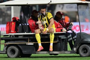 Αναγκαστική αλλαγή ο Μουκουντί – Αποχώρησε με φορείο και μάσκα οξυγόνου