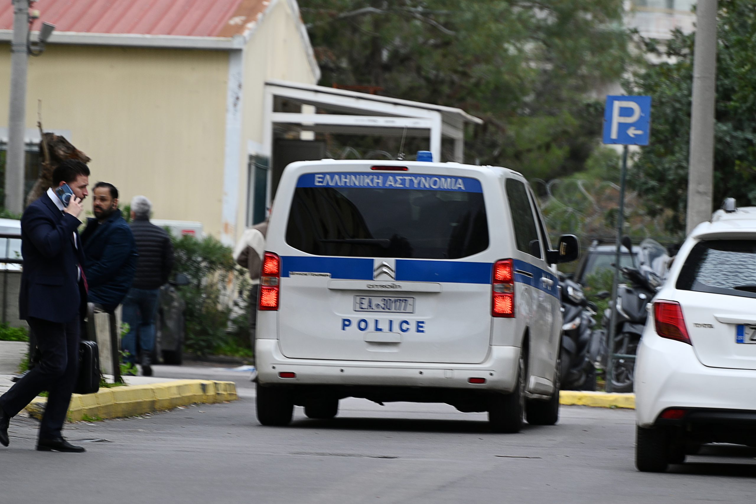 &Sigma;&tau;&eta;&nu; &Epsilon;&upsilon;&epsilon;&lambda;&pi;ί&delta;&omega;&nu; &eta; &mu;&epsilon;&theta;&upsilon;&sigma;&mu;έ&nu;&eta; &tau;&rho;&alpha;&gamma;&omicron;&upsilon;&delta;ί&sigma;&tau;&rho;&iota;&alpha; &pi;&omicron;&upsilon; &sigma;&mu;&pi;&alpha;&rho;ά&lambda;&iota;&alpha;&sigma;&epsilon; &pi;έ&nu;&tau;&epsilon; &omicron;&chi;ή&mu;&alpha;&tau;&alpha; (video)