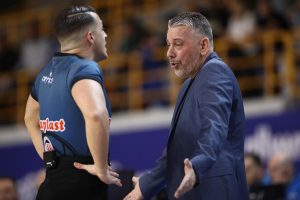 Επικός Παπαθεοδώρου: Πέρασε πάνω από τις καρέκλες μετά από αμφισβητούμενο σφύριγμα (vid)