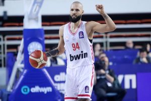 Άνετη πρόκριση για τον Ολυμπιακό επί της ΑΕΚ στην τετράδα – Αγωνία για τον τραυματισμό Τζόουνς