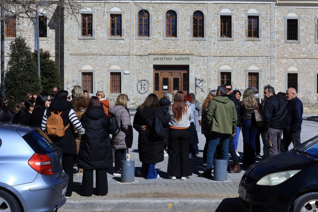 Βιολάντα: Ενώπιον του ανακριτή ο ιδιοκτήτης – Υποστηρικτές του έξω από τα δικαστήρια Τρικάλων