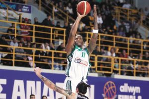 Το ντοκιμαντέρ του Νάιτζελ Χέιζ-Ντέιβις κάνει στάση στο Παρίσι (vid)