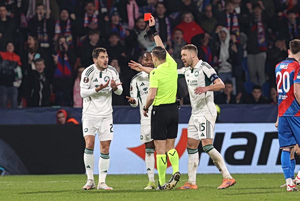 Πλζεν – Παναθηναϊκός: Κόκκινη στον Χάβι Ερνάντεθ στην παράταση (vid)