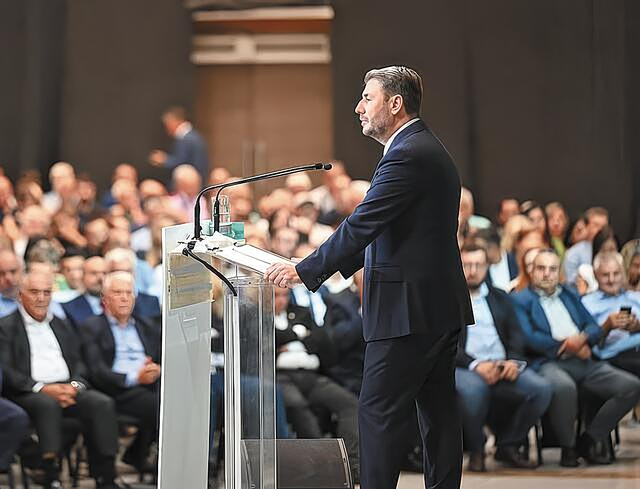 &Chi;&alpha;&rho;&iota;&lambda;ά&omicron;&upsilon; &Tau;&rho;&iota;&kappa;&omicron;ύ&pi;&eta; &sigma;&epsilon; &theta;έ&sigma;&eta; &mu;ά&chi;&eta;&sigmaf; &ndash; &Sigma;&tau;&omicron; &phi;ό&nu;&tau;&omicron; &eta; &epsilon;&pi;&iota;&sigma;&tau;&rho;&omicron;&phi;ή &Tau;&sigma;ί&pi;&rho;&alpha;