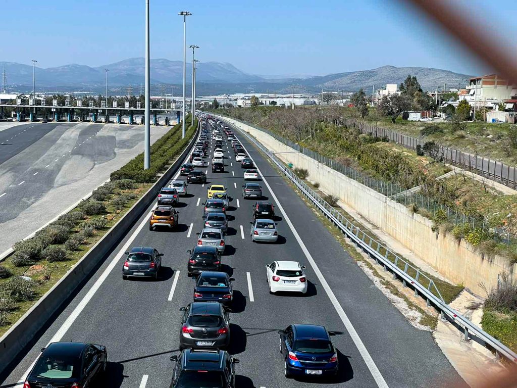 Έξοδος για την Καθαρά Δευτέρα – Στο «κόκκινο» ο Κηφισός, καθυστερήσεις στην Αττική Οδό