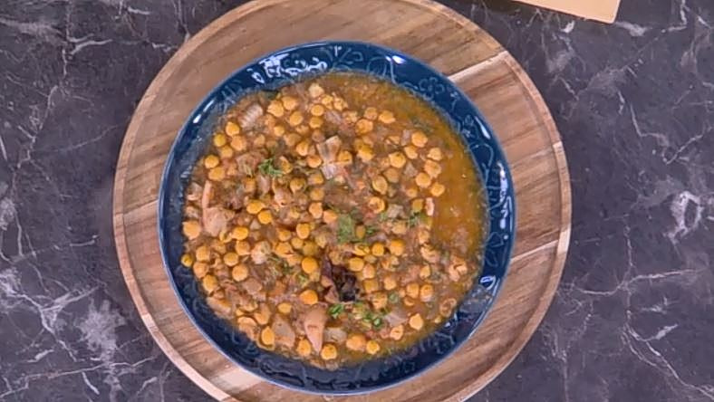 Μια θαλασσινή λιχουδιά από τον Δημήτρη Σκαρμούτσο – Σουπιές με ρεβύθια