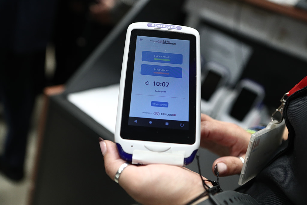 Έρχεται η ψηφιακή κάρτα στο Δημόσιο – Τα προβλήματα που πρέπει να ξεπεραστούν
