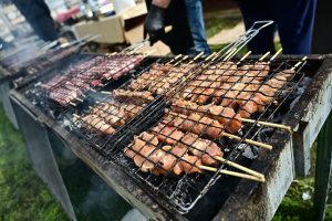 Δεν είναι μόνο για το φαγητό! Τι πραγματικά συμβολίζει η Τσικνοπέμπτη