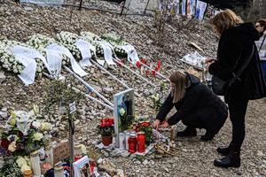 Τέμπη: Συγκίνηση στο τρισάγιο για τα 57 θύματα στο σημείο του δυστυχήματος (video)