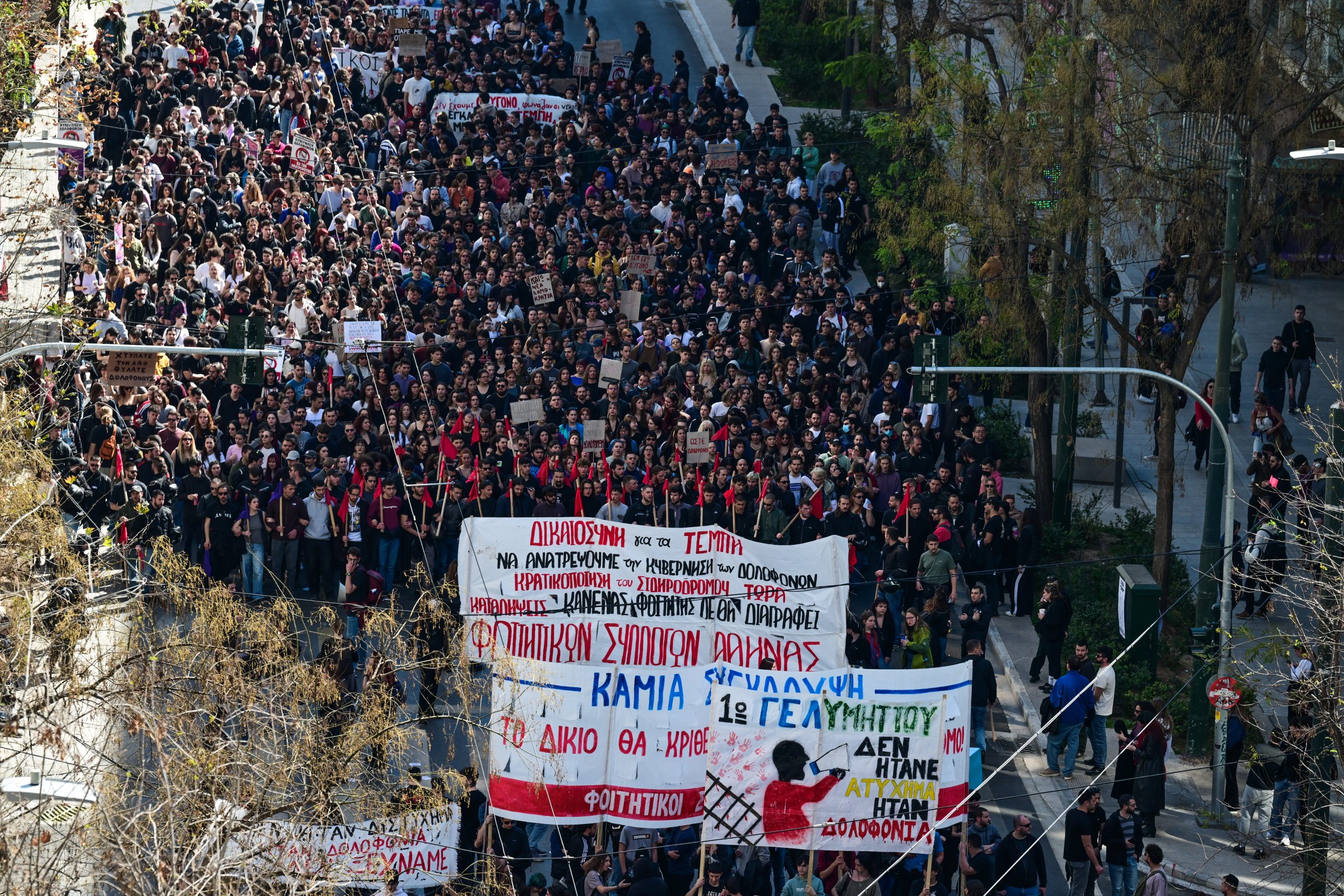 &Tau;&rho;ί&alpha; &chi;&rho;ό&nu;&iota;&alpha; &alpha;&pi;ό &tau;&eta;&nu; &tau;&rho;&alpha;&gamma;&omega;&delta;ί&alpha; &sigma;&tau;&alpha; &Tau;έ&mu;&pi;&eta;: &Omicron;&iota; &kappa;&iota;&nu;&eta;&tau;&omicron;&pi;&omicron;&iota;ή&sigma;&epsilon;&iota;&sigmaf; &sigma;&epsilon; ό&lambda;&eta; &tau;&eta; &chi;ώ&rho;&alpha; &ndash; Ώ&rho;&epsilon;&sigmaf;, &sigma;&eta;&mu;&epsilon;ί&alpha; &kappa;&alpha;&iota; ό&sigma;&omicron;&iota; &alpha;&pi;&epsilon;&rho;&gamma;&omicron;ύ&nu;
