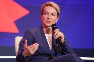 Σδούκου για συνέντευξη Στουρνάρα: Αλήθεια, ο κ. Τσίπρας που συνεχίζει με πάθος το πολιτικό του comeback, τι έχει να πει για όλα αυτά;