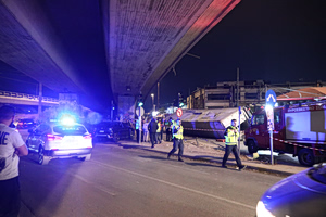 Χάος στη Θηβών: Φορτηγό έπεσε σε σταθμευμένα οχήματρα – Τρεις τραυματίες