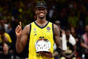 Πόλεμος εκατομμυρίων για Χέιζ-Ντέιβις – Ποιοι δίνουν τα περισσότερα