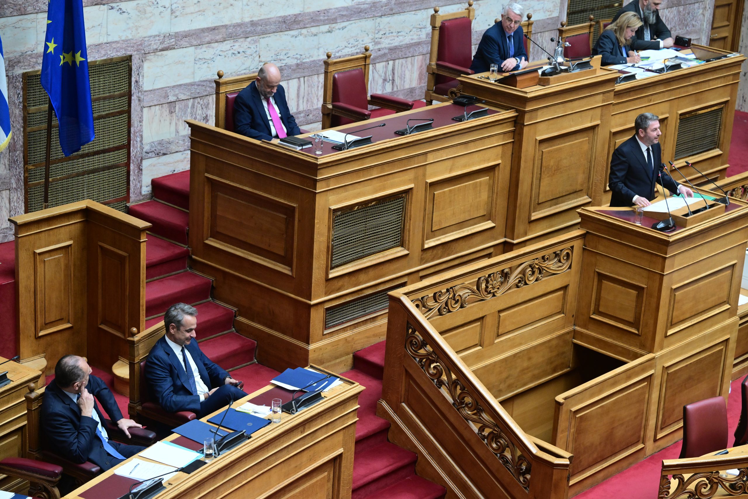 &Tau;&iota; &lambda;έ&nu;&epsilon; &tau;&alpha; ά&sigma;&tau;&rho;&alpha; &gamma;&iota;&alpha; &tau;&omicron;&upsilon;&sigmaf; &pi;&omicron;&lambda;&iota;&tau;&iota;&kappa;&omicron;ύ&sigmaf;: &laquo;&Omicron; &Alpha;&nu;&delta;&rho;&omicron;&upsilon;&lambda;ά&kappa;&eta;&sigmaf; &delta;&epsilon;&nu; &epsilon;ί&nu;&alpha;&iota; &sigma;&epsilon; &kappa;&alpha;&lambda;ή &chi;&rho;&omicron;&nu;&iota;ά &ndash; &Omicron; &Mu;&eta;&tau;&sigma;&omicron;&tau;ά&kappa;&eta;&sigmaf; &sigma;&epsilon; &mu;&iota;&alpha; &alpha;&pi;ό &tau;&iota;&sigmaf; &pi;&iota;&omicron; &tau;&upsilon;&chi;&epsilon;&rho;έ&sigmaf; ό&psi;&epsilon;&iota;&sigmaf;&raquo;