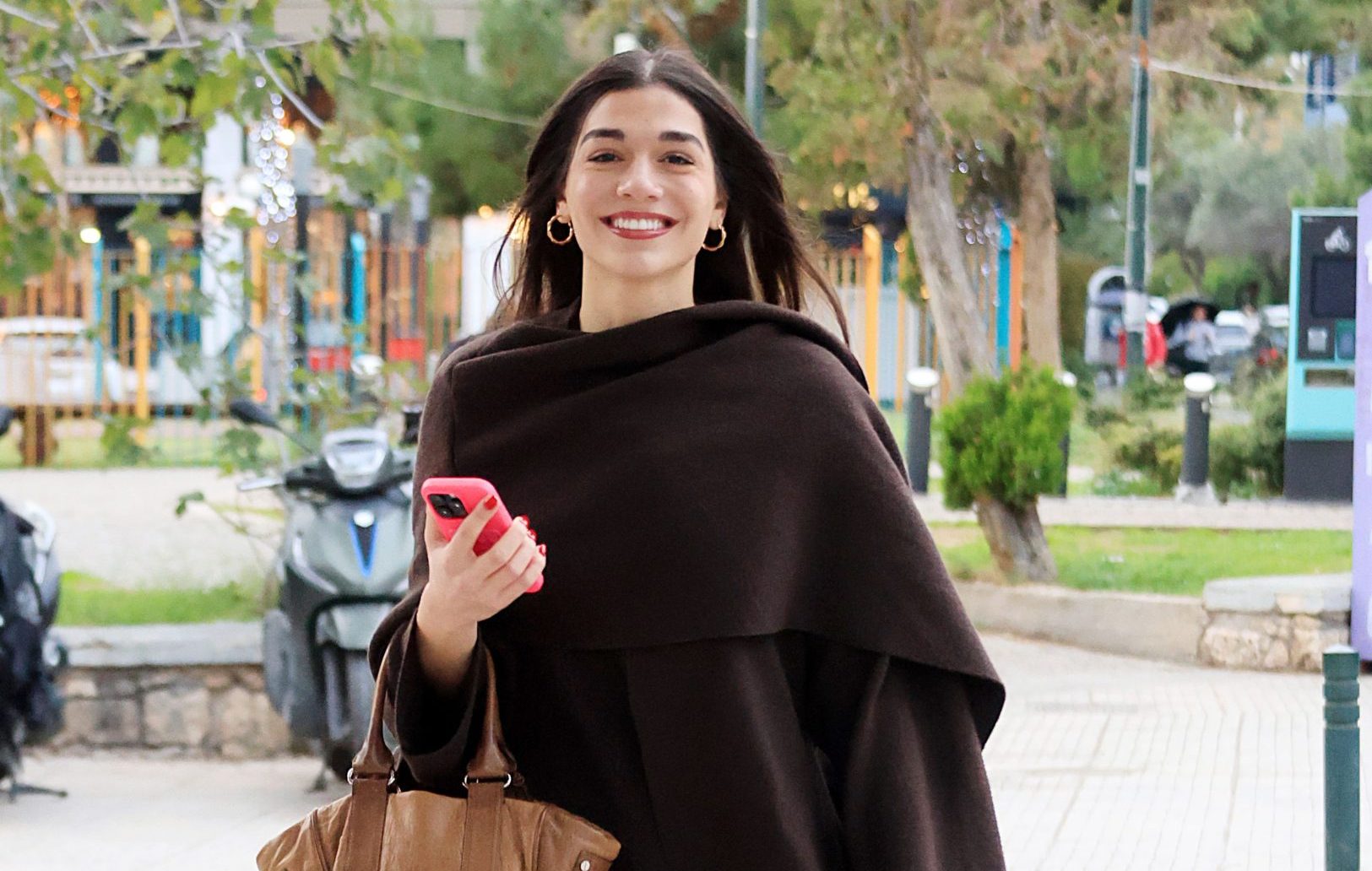 &Mu;&epsilon;&lambda;ί&nu;&alpha; &Nu;&iota;&kappa;&omicron;&lambda;&alpha;ΐ&delta;&eta;: &Gamma;&epsilon;&nu;έ&theta;&lambda;&iota;&alpha; &mu;&epsilon; &lambda;ά&mu;&psi;&eta;, &phi;ί&lambda;&omicron;&upsilon;&sigmaf; &kappa;&alpha;&iota; έ&kappa;&pi;&lambda;&eta;&xi;&eta; &alpha;&pi;ό &tau;&eta; &Delta;έ&sigma;&pi;&omicron;&iota;&nu;&alpha; &Beta;&alpha;&nu;&delta;ή