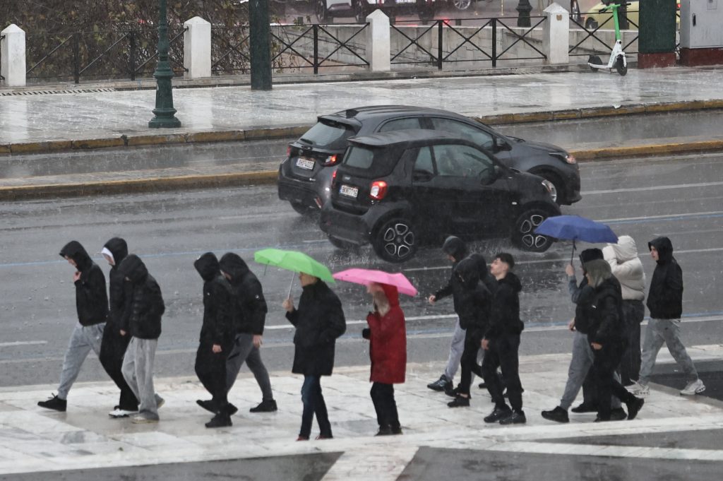 Νέα κακοκαιρία σαρώνει τη χώρα: Στο επίκεντρο και η Αττική – Μπαράζ προειδοποιήσεων από το 112