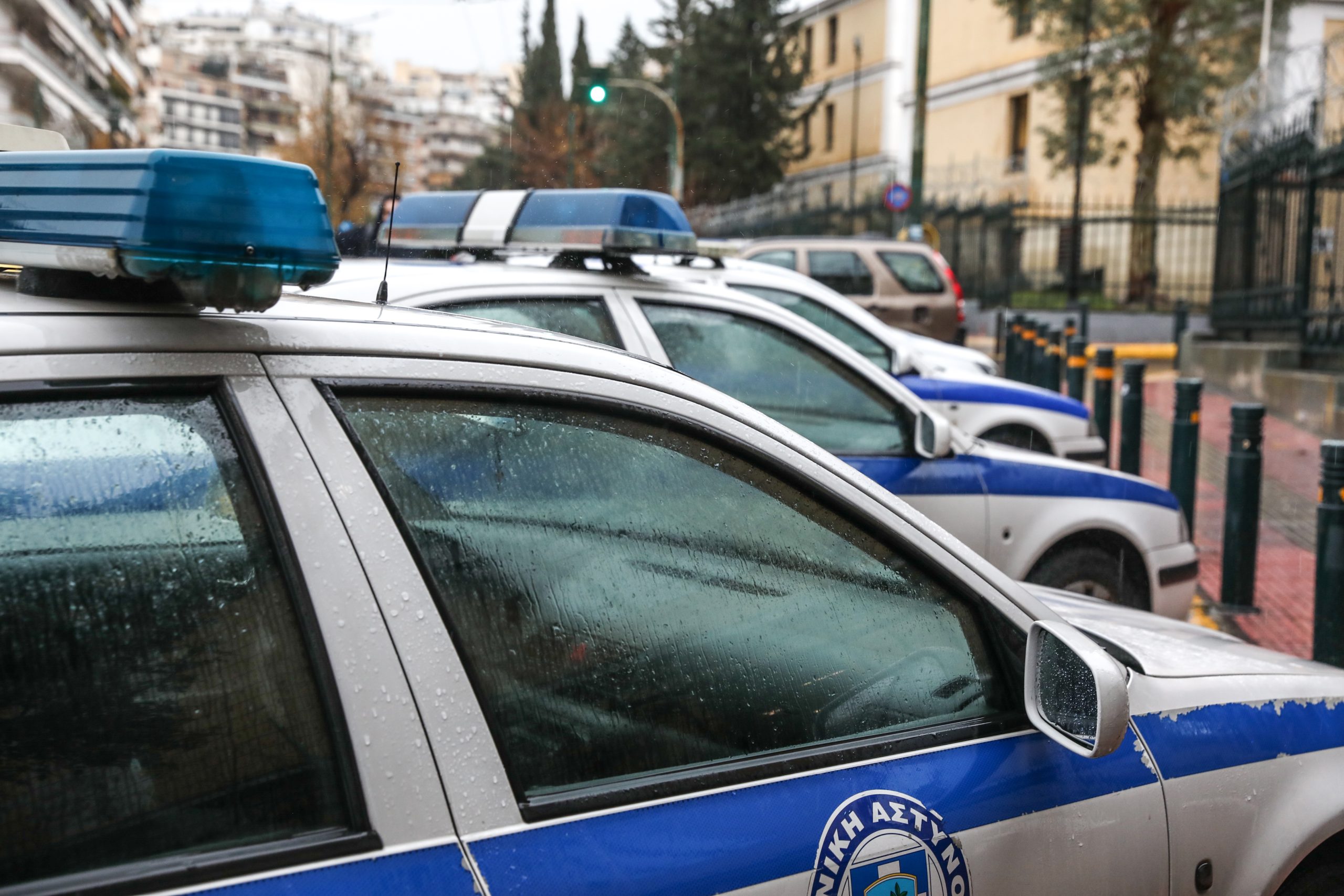 Αστυνομικοί της Ασφάλειας Ηρακλείου, με πολιτικά, επισκέφθηκαν μίνι-μάρκετ όπου η ιδιοκτήτρια τους εκμυστηρεύτηκε τις συστηματικές κλοπές από νεαρούς