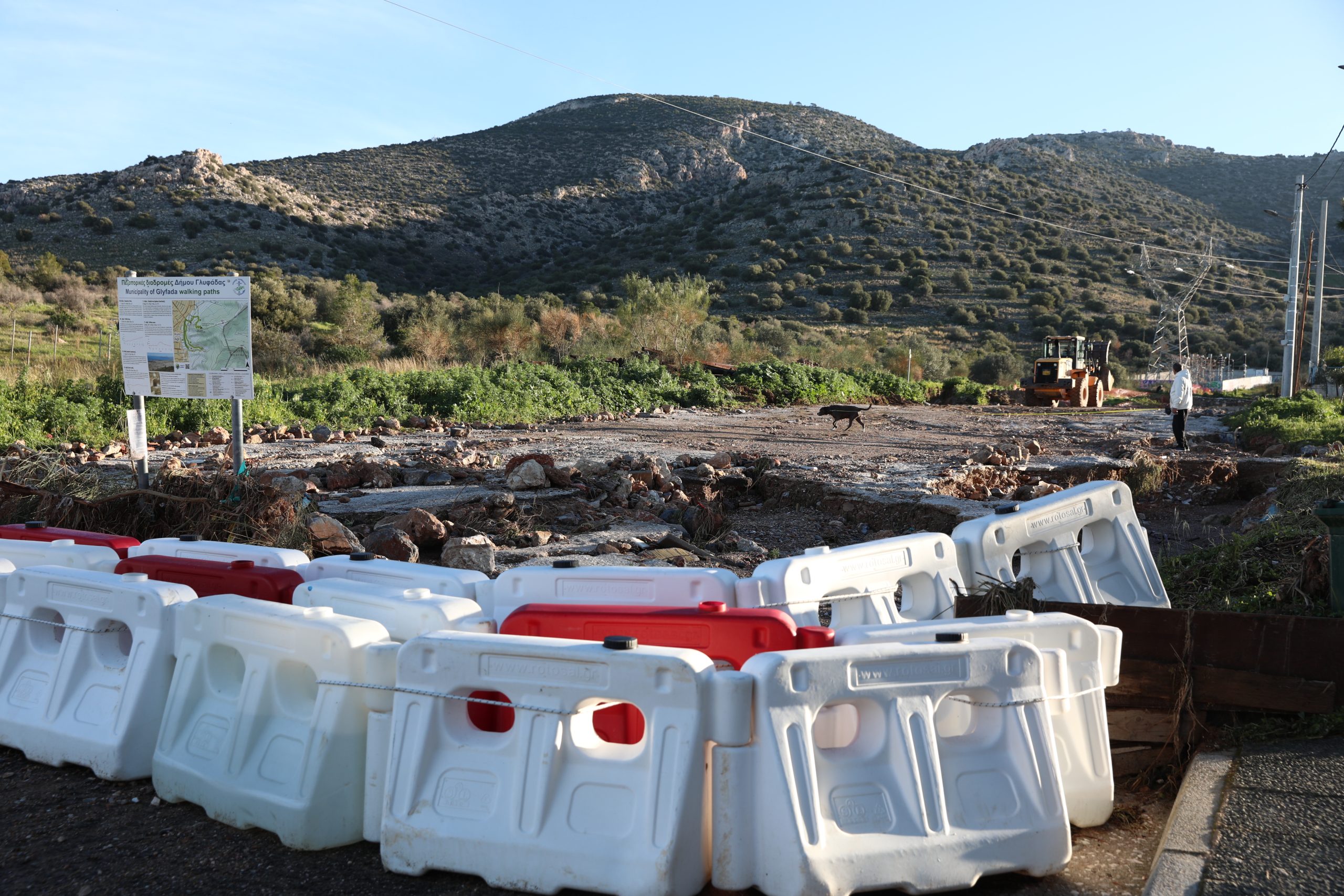 &Gamma;&lambda;&upsilon;&phi;ά&delta;&alpha;: &Omicron;&chi;&upsilon;&rho;ώ&nu;&omicron;&nu;&tau;&alpha;&iota; &tau;&alpha; &nu;ό&tau;&iota;&alpha; &pi;&rho;&omicron;ά&sigma;&tau;&iota;&alpha; &upsilon;&pi;ό &tau;&omicron;&nu; &phi;ό&beta;&omicron; &tau;&eta;&sigmaf; &kappa;&alpha;&kappa;&omicron;&kappa;&alpha;&iota;&rho;ί&alpha;&sigmaf; &mu;&epsilon; &omicron;&delta;&omicron;&phi;&rho;ά&gamma;&mu;&alpha;&tau;&alpha; &kappa;&alpha;&iota; &tau;&sigma;&omicron;&upsilon;&beta;ά&lambda;&iota;&alpha; &mu;&epsilon; ά&mu;&mu;&omicron;
