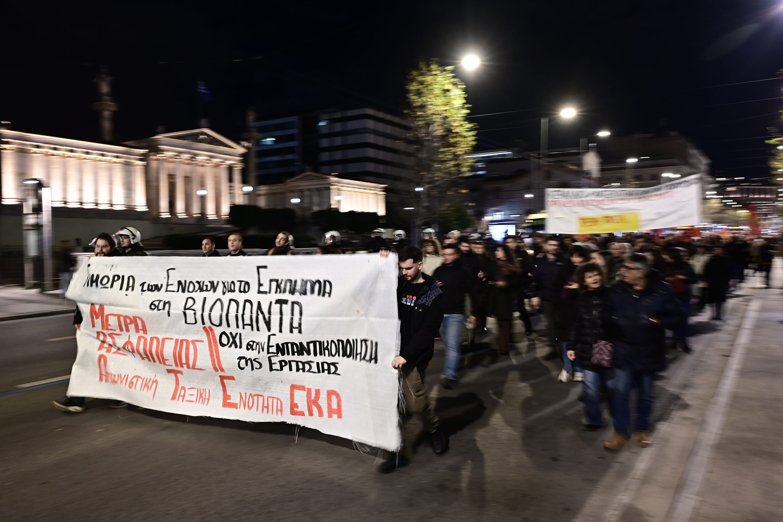 &Sigma;&upsilon;&lambda;&lambda;&alpha;&lambda;&eta;&tau;ή&rho;&iota;&omicron; &sigma;&tau;&omicron; &Sigma;ύ&nu;&tau;&alpha;&gamma;&mu;&alpha;: &laquo;&Eta; &Beta;&iota;&omicron;&lambda;ά&nu;&tau;&alpha; &tau;&zeta;&iota;&rho;ά&rho;&epsilon;&iota; &epsilon;&kappa;&alpha;&tau;&omicron;&mu;&mu;ύ&rho;&iota;&alpha;, &alpha;&lambda;&lambda;ά &pi;έ&nu;&tau;&epsilon; &epsilon;&rho;&gamma;ά&tau;&rho;&iota;&epsilon;&sigmaf; &delta;&epsilon;&nu; &gamma;ύ&rho;&iota;&sigma;&alpha;&nu; &sigma;&tau;&omicron; &sigma;&pi;ί&tau;&iota;&raquo;