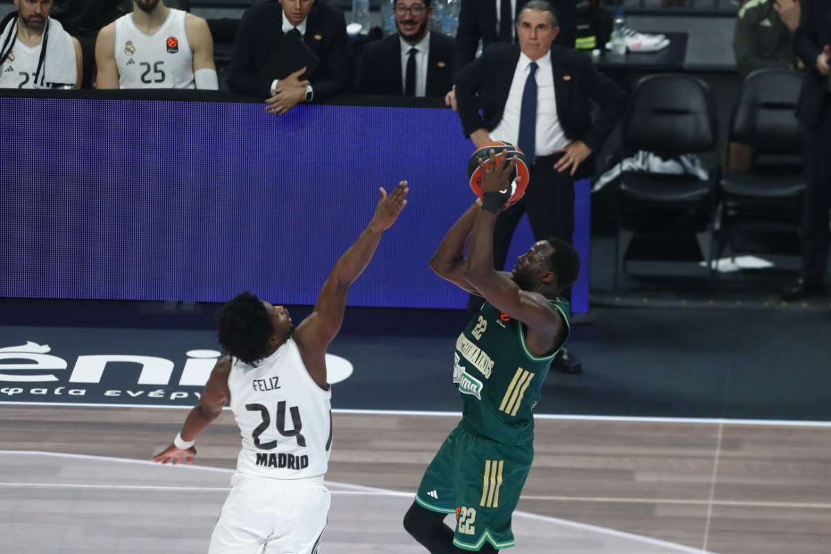 &Pi;&alpha;&nu;&alpha;&theta;&eta;&nu;&alpha;ϊ&kappa;ό&sigmaf; &ndash; &Rho;&epsilon;ά&lambda; &Mu;&alpha;&delta;&rho;ί&tau;&eta;&sigmaf; 82-81: &Pi;ή&rho;&epsilon; &tau;&omicron; &laquo;&theta;&rho;ί&lambda;&epsilon;&rho;&raquo; &mu;&epsilon; buzzer beater &tau;&omicron;&upsilon; &Gamma;&kappa;&rho;&alpha;&nu;&tau;