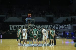 ΠΑΟΚ – Σπόρτινγκ: Λουλούδια από τους παίκτες και σιγή ενός λεπτού για τα θύματα της Ρουμανίας