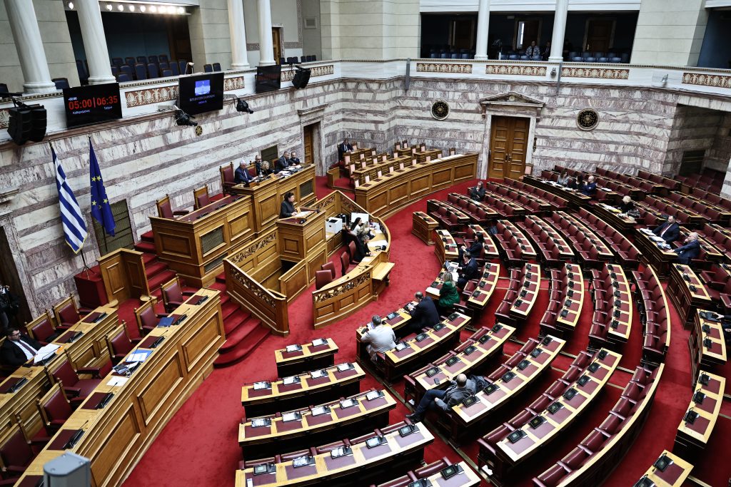 Βουλή: Σφοδρή αντιπαράθεση για το δυστύχημα της Χίου – Ενημέρωση από Κικίλια θέλει η αντιπολίτευση για το αν επιχειρήθηκε push back