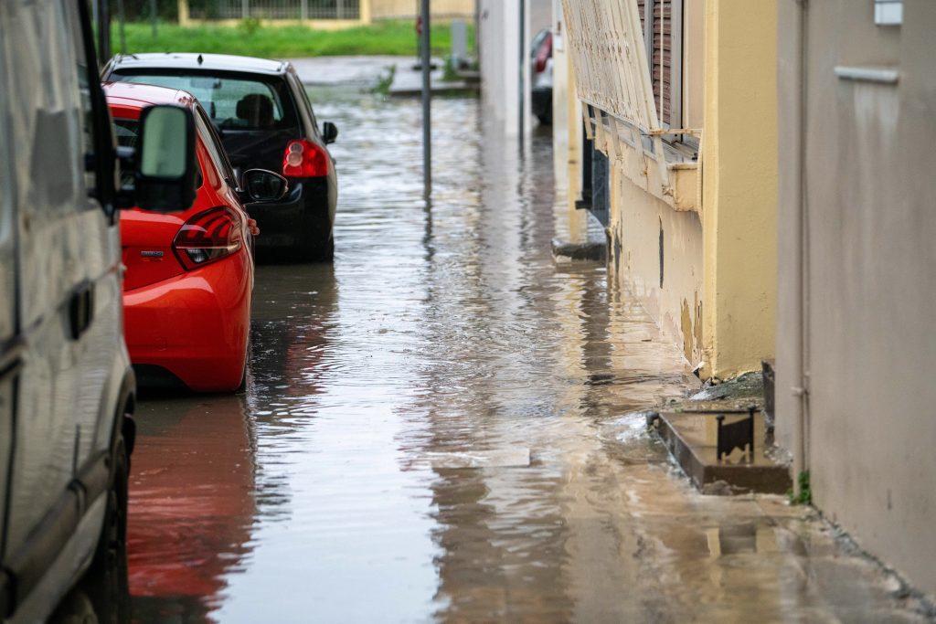 Προβλήματα στην Αττική από την κακοκαιρία: Υπερχείλισε ρέμα στο Πικέρμι, καθίζηση στο Πολύγωνο
