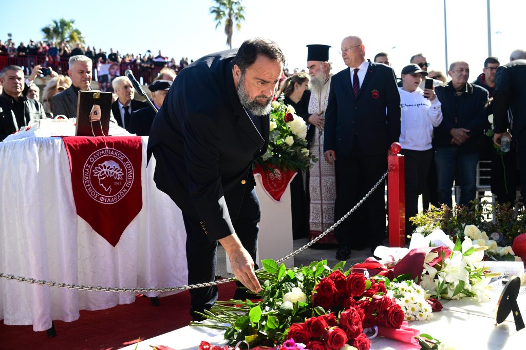 Ολυμπιακός: Τελέστηκε το μνημόσυνο για τα θύματα της Θύρας 7 παρουσία Βαγγέλη Μαρινάκη και όλης της ερυθρόλευκης οικογένειας