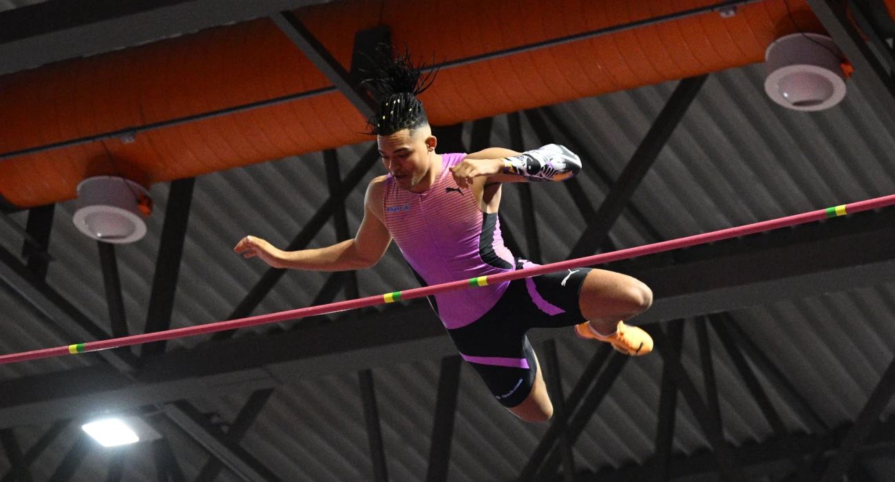 &Sigma;&tau;&omicron; &beta;ά&theta;&rho;&omicron; &omicron; &Kappa;&alpha;&rho;&alpha;&lambda;ή&sigmaf; &sigma;&tau;&eta; &Gamma;&alpha;&lambda;&lambda;ί&alpha; &ndash; &Kappa;&omicron;&rho;&upsilon;&phi;&alpha;ί&omicron;&sigmaf; &sigma;&tau;&omicron;&nu; &kappa;ό&sigma;&mu;&omicron; &mu;&epsilon; &tau;&omicron; &laquo;&kappa;&alpha;&lambda;&eta;&mu;έ&rho;&alpha;&raquo; &omicron; &Nu;&tau;&omicron;&upsilon;&pi;&lambda;ά&nu;&tau;&iota;&sigmaf;