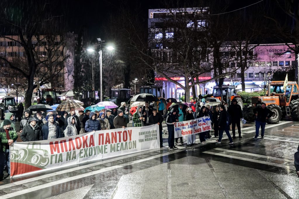 Συλλαλητήριο αγροτών στο κέντρο της Λάρισας: «Την Παρασκευή θα διανυκτερεύσουμε στο Σύνταγμα»