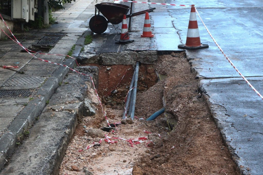 Προβλήματα στην Αττική από την κακοκαιρία: Υπερχείλισε ρέμα στο Πικέρμι, καθίζηση στο Πολύγωνο