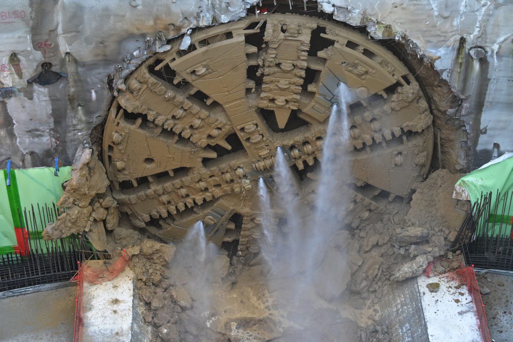 Μετρό: Με το «Break on through» των Doors η άφιξη του μετροπόντικα στο φρέαρ του Ευαγγελισμού – Εντυπωσιακό βίντεο