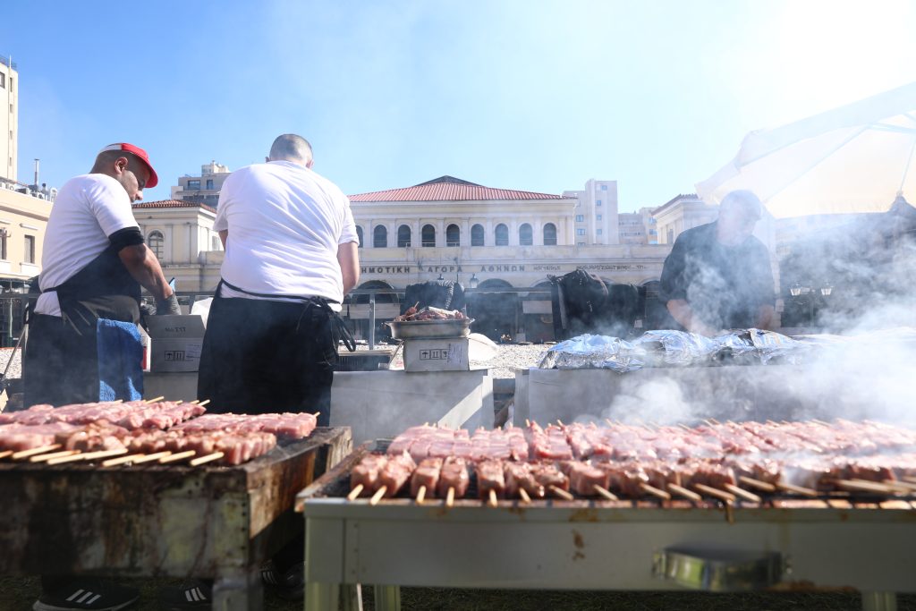 Τσικνοπέμπτη: Πήραν φωτιά οι ψησταριές στην Αθήνα – Ξέφρενος χορός σε Ερμού και Κοτζιά, τι είναι το έθιμο των Κορδελάτων