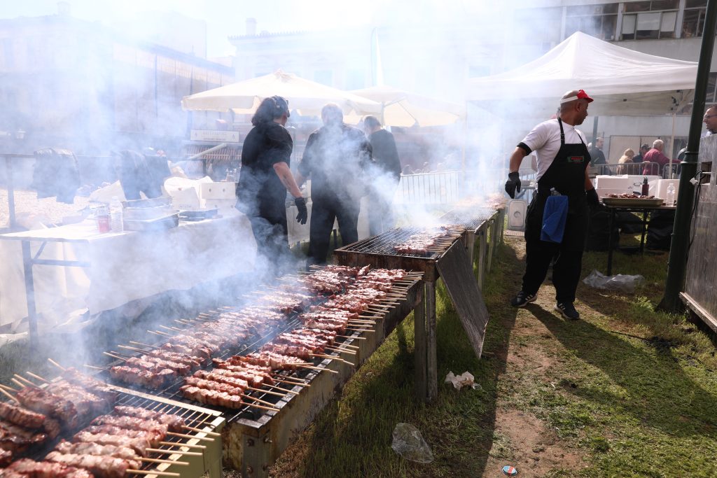 «Ικαριώτικο κρασί και ωραία vibes»: Ιστορίες πίσω από τις αναμμένες σχάρες της Τσικνοπέμπτης στην Αθήνα