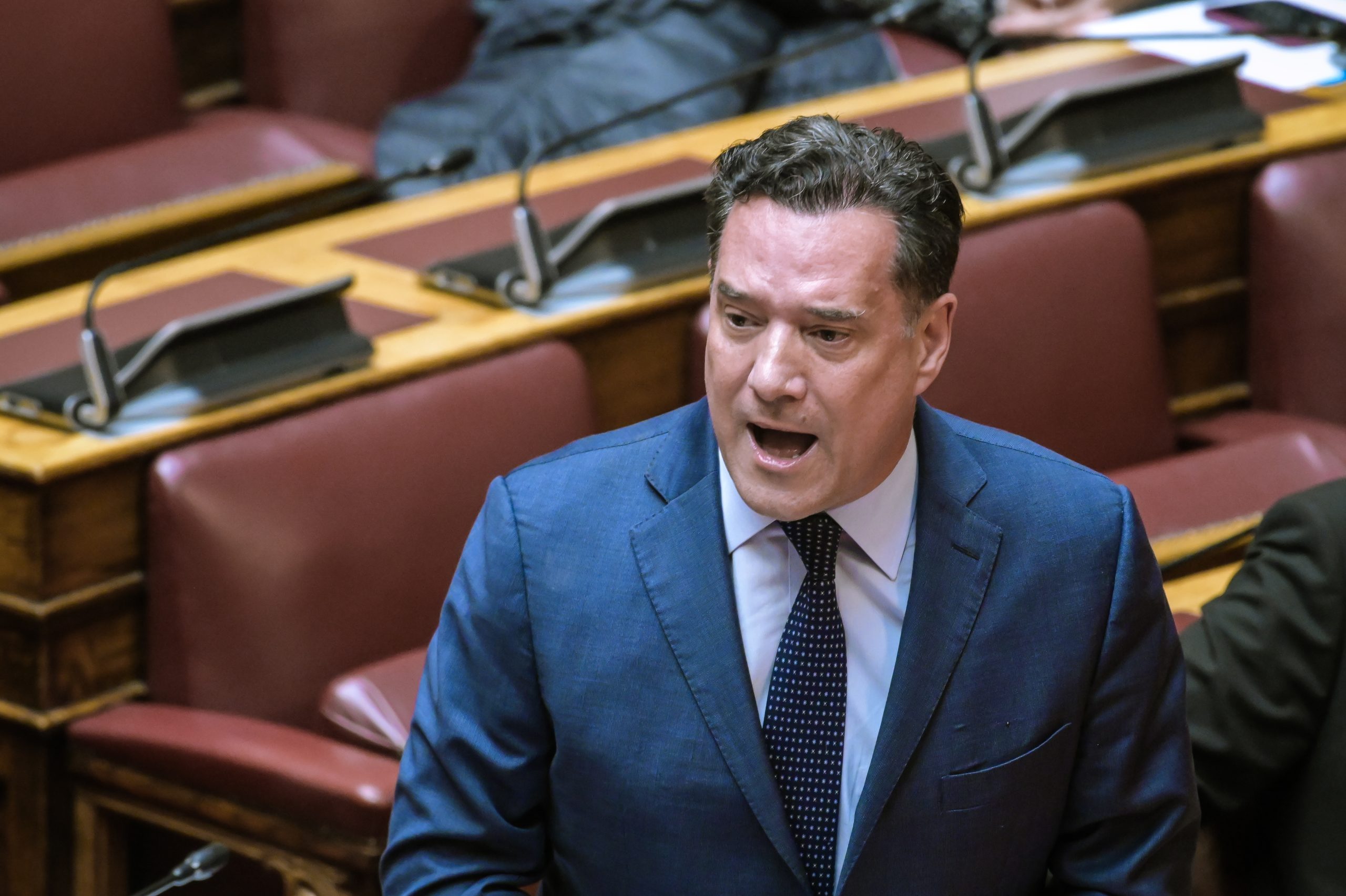 &Beta;&omicron;&upsilon;&lambda;ή: &Sigma;&tau;&alpha; ά&kappa;&rho;&alpha; &eta; &kappa;ό&nu;&tau;&rho;&alpha; &mu;&epsilon;&tau;&alpha;&xi;ύ &Kappa;&omega;&nu;&sigma;&tau;&alpha;&nu;&tau;&omicron;&pi;&omicron;ύ&lambda;&omicron;&upsilon; &kappa;&alpha;&iota; &Gamma;&epsilon;&omega;&rho;&gamma;&iota;ά&delta;&eta; &mdash; &laquo;Ά&theta;&lambda;&iota;&omicron; &upsilon;&pi;&omicron;&kappa;&epsilon;ί&mu;&epsilon;&nu;&omicron;&raquo; &ndash; &laquo;&Phi;&tau;ά&nu;&epsilon;&iota; &mu;&epsilon; &tau;&iota;&sigmaf; &delta;&iota;&alpha;&kappa;&omicron;&pi;έ&sigmaf; &alpha;&upsilon;&tau;ή&sigmaf; &tau;&eta;&sigmaf; &gamma;&epsilon;&lambda;&omicron;ί&alpha;&sigmaf;&raquo;