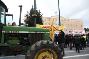 Live οι αγρότες στην Αθήνα: Τα τρακτέρ έφτασαν στο Σύνταγμα