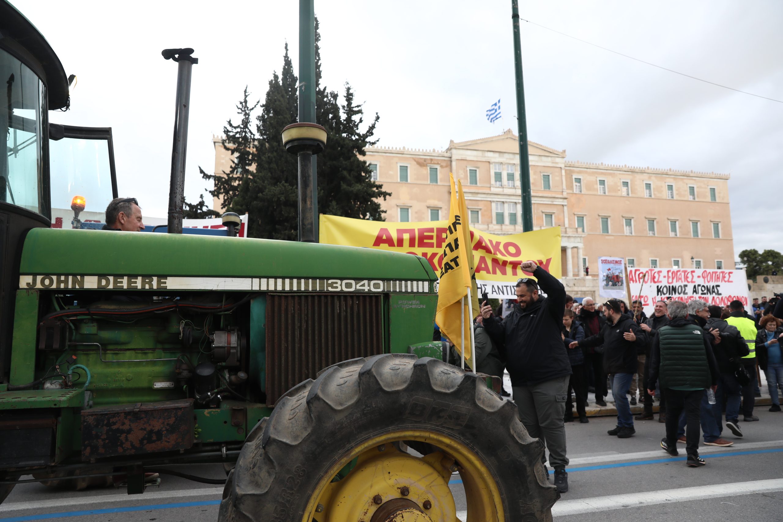 Live &omicron;&iota; &alpha;&gamma;&rho;ό&tau;&epsilon;&sigmaf; &sigma;&tau;&eta;&nu; &Alpha;&theta;ή&nu;&alpha;: &Tau;&alpha; &tau;&rho;&alpha;&kappa;&tau;έ&rho; έ&phi;&tau;&alpha;&sigma;&alpha;&nu; &sigma;&tau;&omicron; &Sigma;ύ&nu;&tau;&alpha;&gamma;&mu;&alpha;