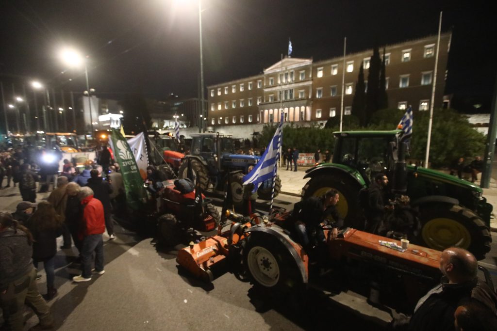 Live οι αγρότες στην Αθήνα: Τα τρακτέρ έφτασαν στο Σύνταγμα