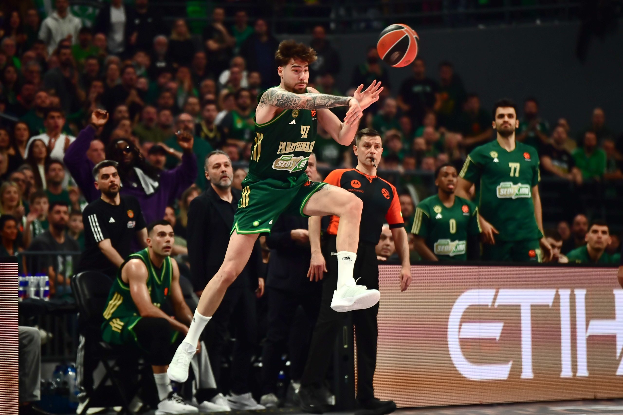 &Mu;&epsilon; &alpha;&pi;&omicron;&upsilon;&sigma;ί&alpha; &Epsilon;&rho;&nu;&alpha;&nu;&gamma;&kappa;ό&mu;&epsilon;&theta; &eta; &alpha;&pi;&omicron;&sigma;&tau;&omicron;&lambda;ή &tau;&omicron;&upsilon; &Pi;&alpha;&nu;&alpha;&theta;&eta;&nu;&alpha;ϊ&kappa;&omicron;ύ &gamma;&iota;&alpha; &tau;&omicron; Final 8