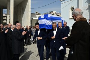 O συγκλονιστικός επικήδειος της Λένας Παπαληγούρα: «Έφυγε κρατώντας το χέρι της συντρόφου του, η ανακουφιστική φροντίδα είναι δικαίωμα»